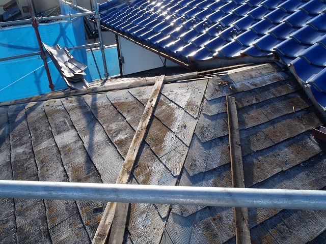 カバー工事に伴い棟板金と貫板を撤去